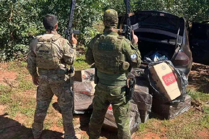 BPFRON e PF apreendem dois veículos carregados com cigarros contrabandeados