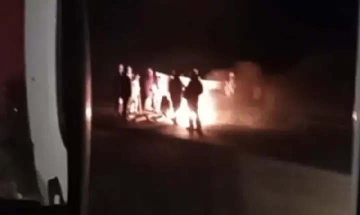 BR-272 é bloqueada por manifestação indígena entre Guaíra e Terra Roxa