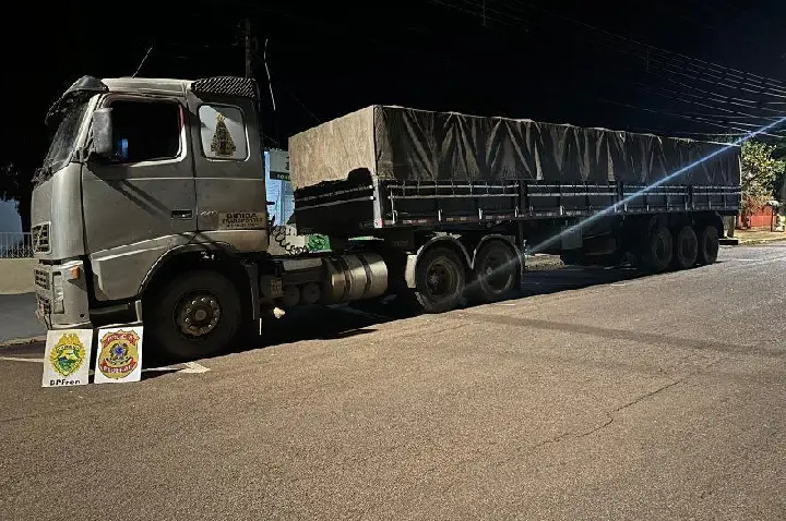 Carreta furtada em Assis Chateaubriand é recuperada em Terra Roxa; homem foi preso