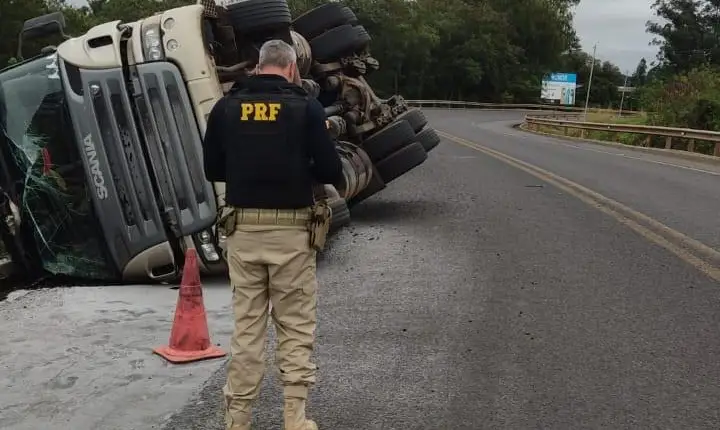 Carreta tomba na Ponte Ayrton Senna e uma pessoa fica ferida