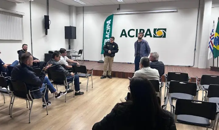 Empresários são orientados sobre normas de uso de calçadas e vagas de estacionamento em Palotina