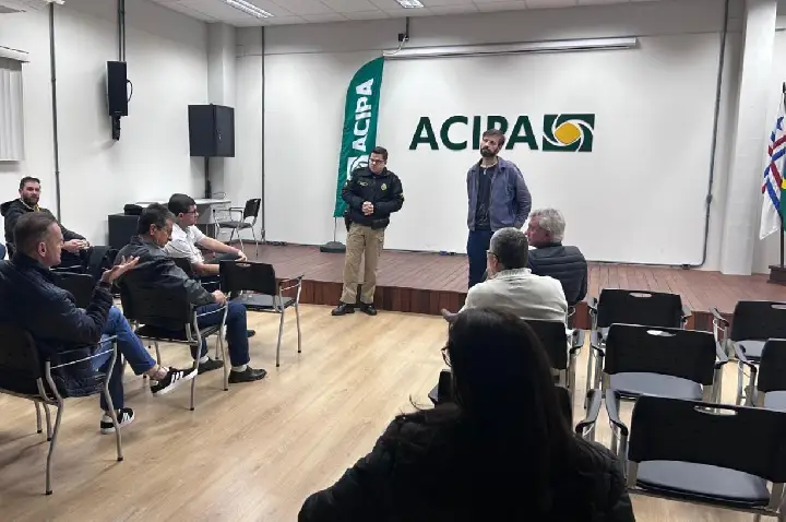 Empresários são orientados sobre normas de uso de calçadas e vagas de estacionamento em Palotina