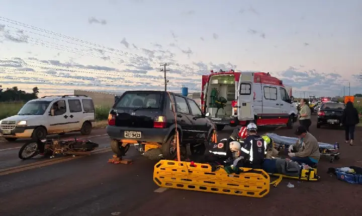 Motociclista fica presa embaixo de carro em acidente na PR-182 em Palotina