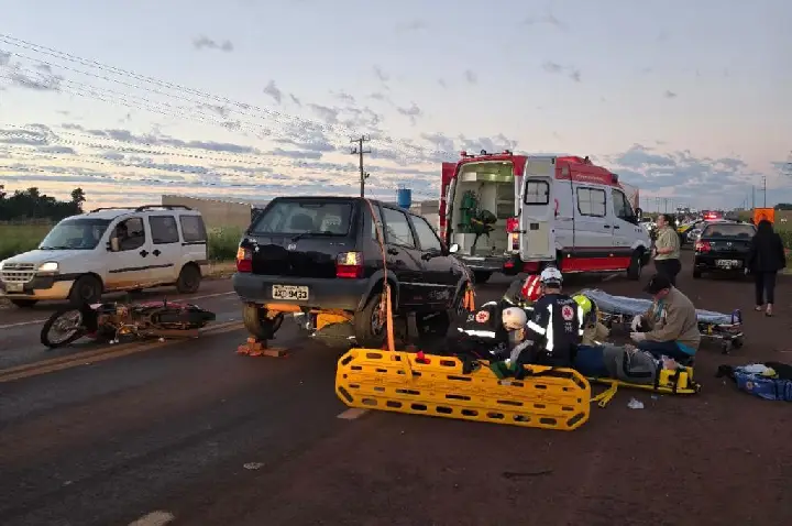 Motociclista fica presa embaixo de carro em acidente na PR-182 em Palotina