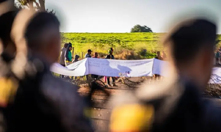 Rodovia Guaíra/Terra Roxa segue interditada por indígenas: não há previsão de liberação