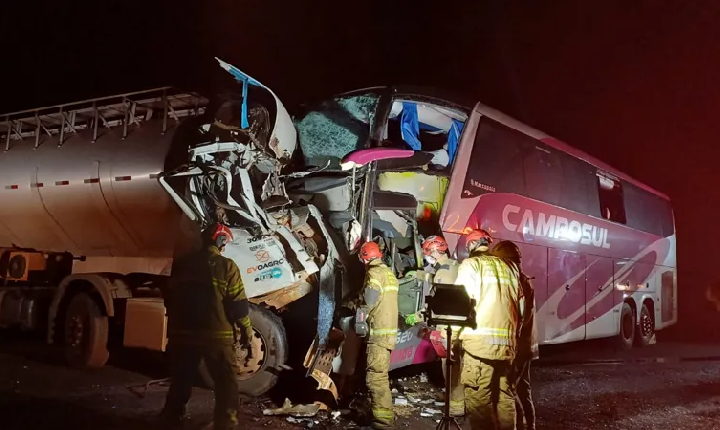 Três pessoas morrem em acidente com ônibus na BR-272. Uma vítima de Goioerê