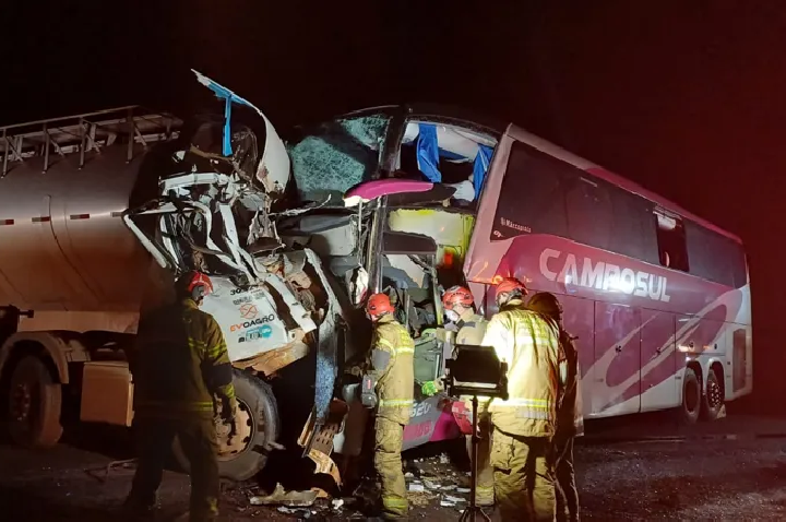 Três pessoas morrem em acidente com ônibus na BR-272. Uma vítima de Goioerê