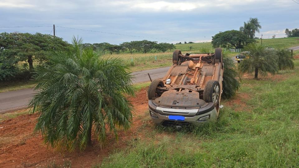 Motorista fica ferida em capotamento na saída de Terra Roxa para Guaíra