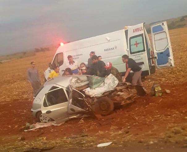 Celta fica destruído após colisão frontal com carreta na PR-182