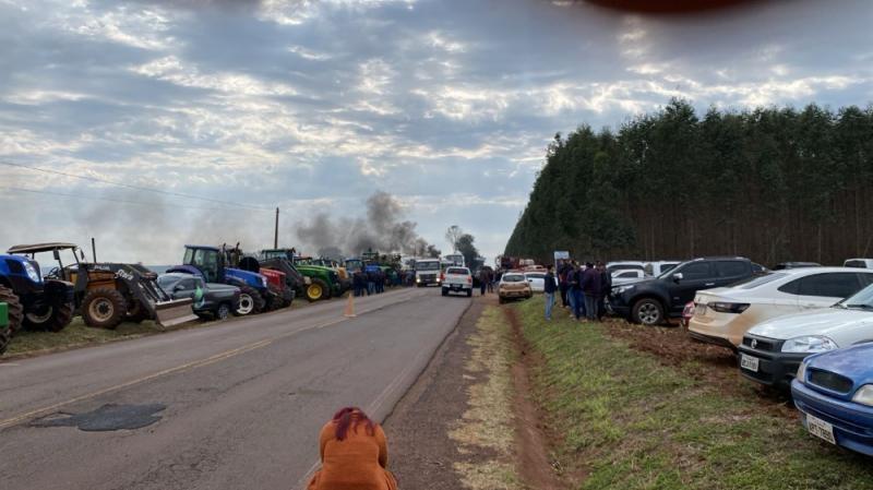Agricultores fazem protesto contra invasão de propriedade, em Terra Roxa