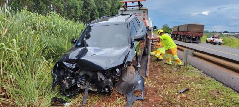 Veículo colide violentamente contra guard-rail na BR-163 entre Mundo Novo e Guaíra