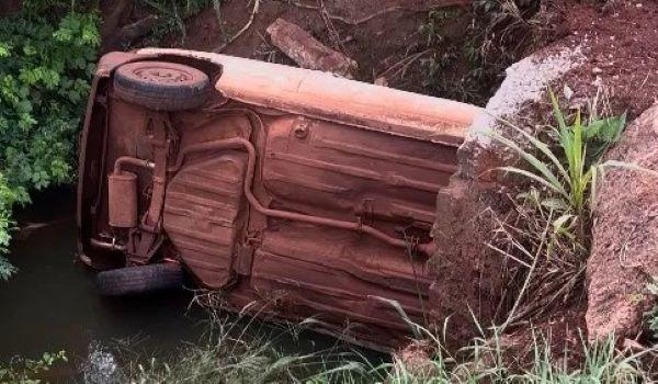 Carro cai em riacho no interior de Palotina e homem fica ferido