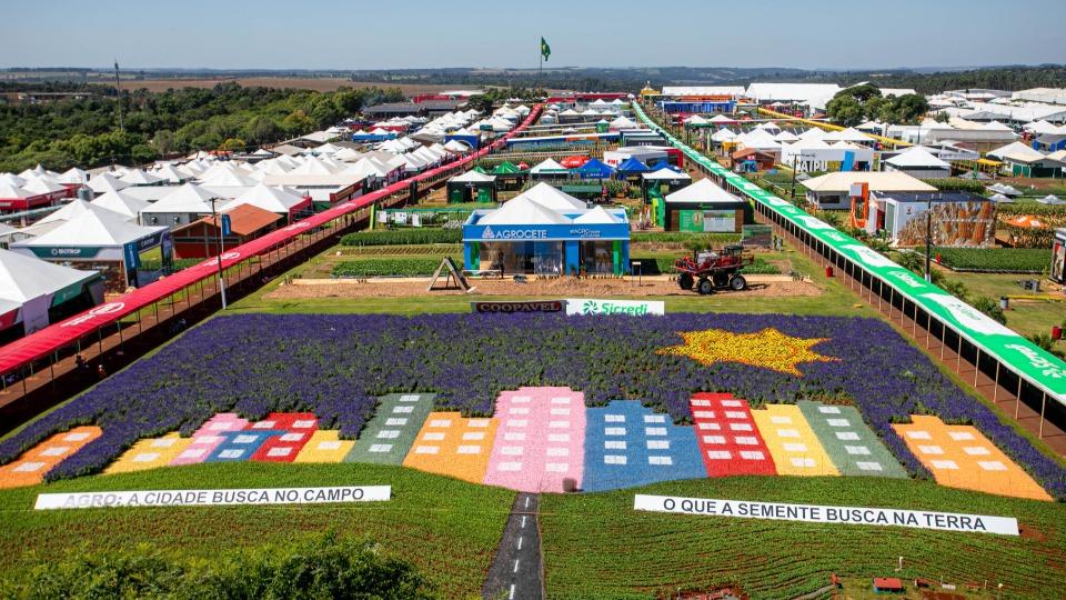 Cinquenta mil pessoas prestigiam domingo da família no Show Rural