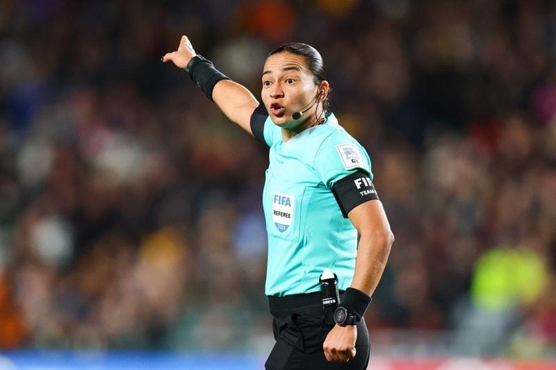 Edina Batista, de Goioerê, apita primeiro clássico de Neymar no retorno ao Brasil