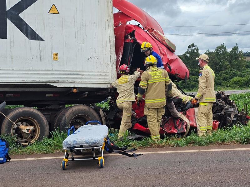 Mulher morre e homem fica preso às ferragens em violenta batida na BR-163 em Toledo