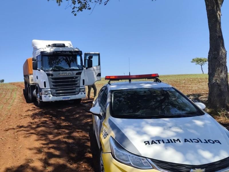 PM apreende carreta carregada com cigarros no interior de Guaíra