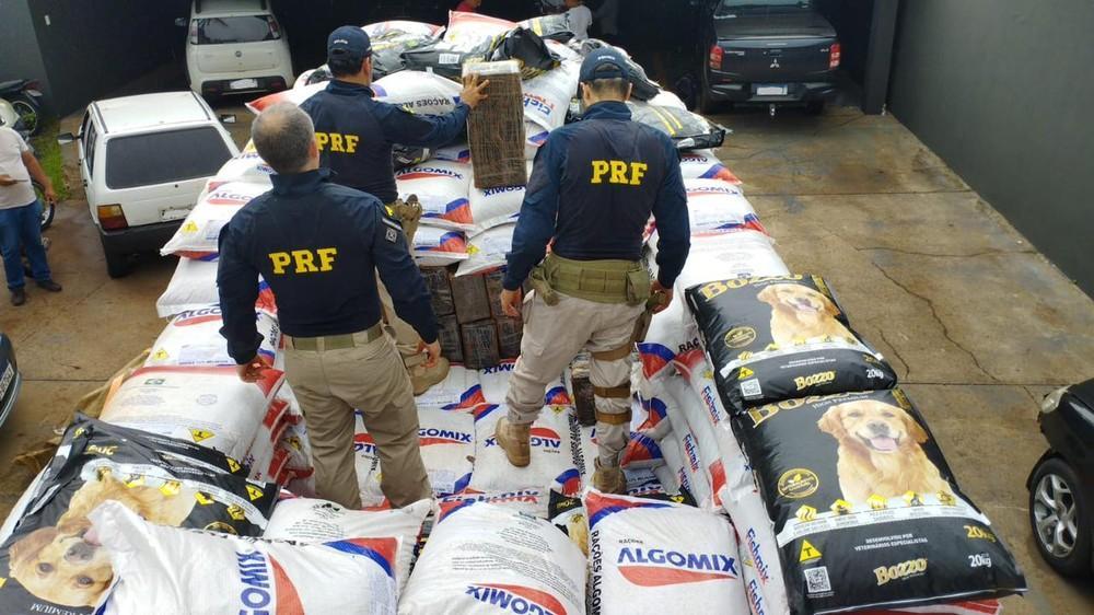 PRF apreende 3,6 toneladas de maconha escondidas em meio a ração em caminhão no PR