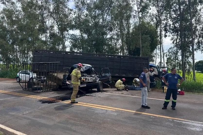 Acidente entre caminhão e caminhonete deixa duas vítimas na PR-580, em Umuarama