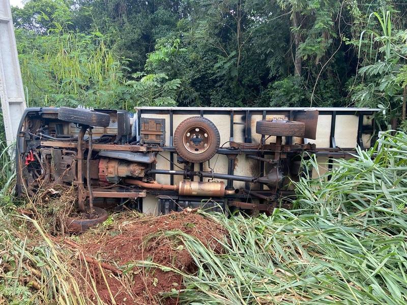 Caminhão tomba após colisão com carro na PR-364 entre Palotina e Terra Roxa
