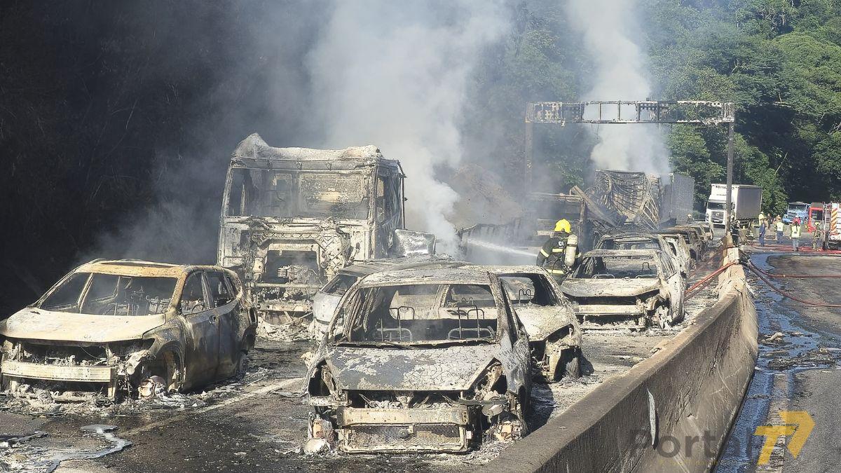 Carreta com combustível tomba e incendeia 27 veículos na BR-101