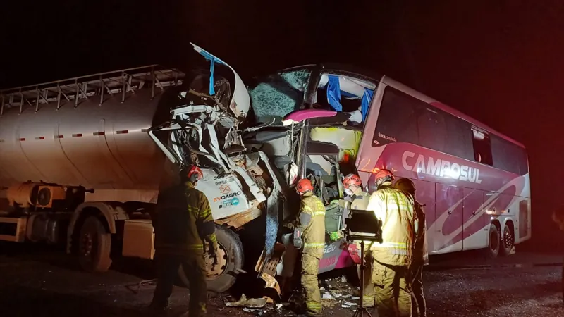 Três pessoas morrem em acidente com ônibus na BR-272. Uma vítima de Goioerê