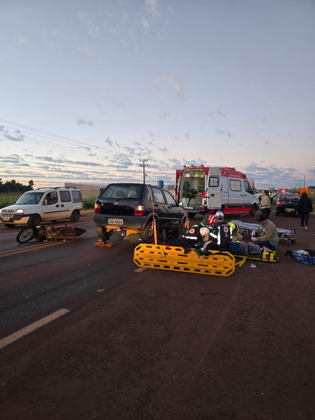 Motociclista fica presa embaixo de carro em acidente na PR-182 em Palotina