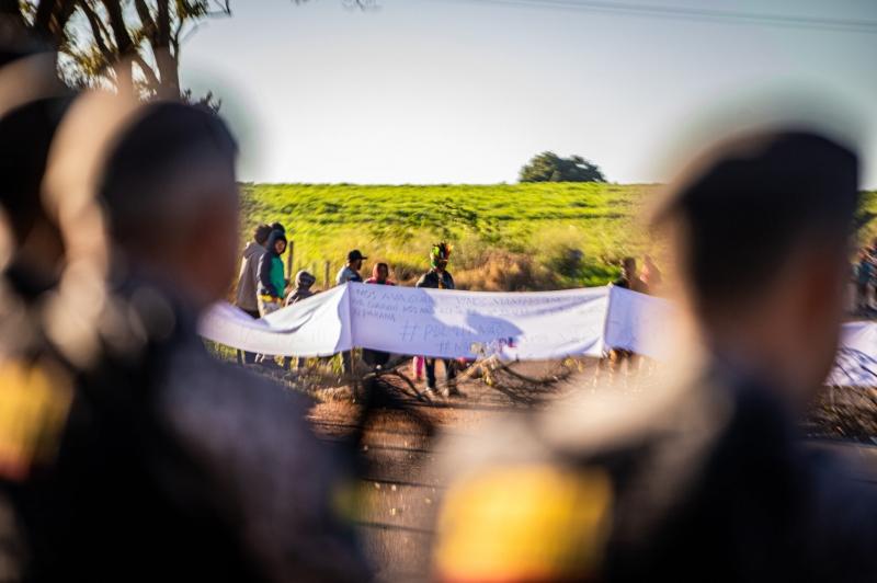 Rodovia Guaíra/Terra Roxa segue interditada por indígenas: não há previsão de liberação