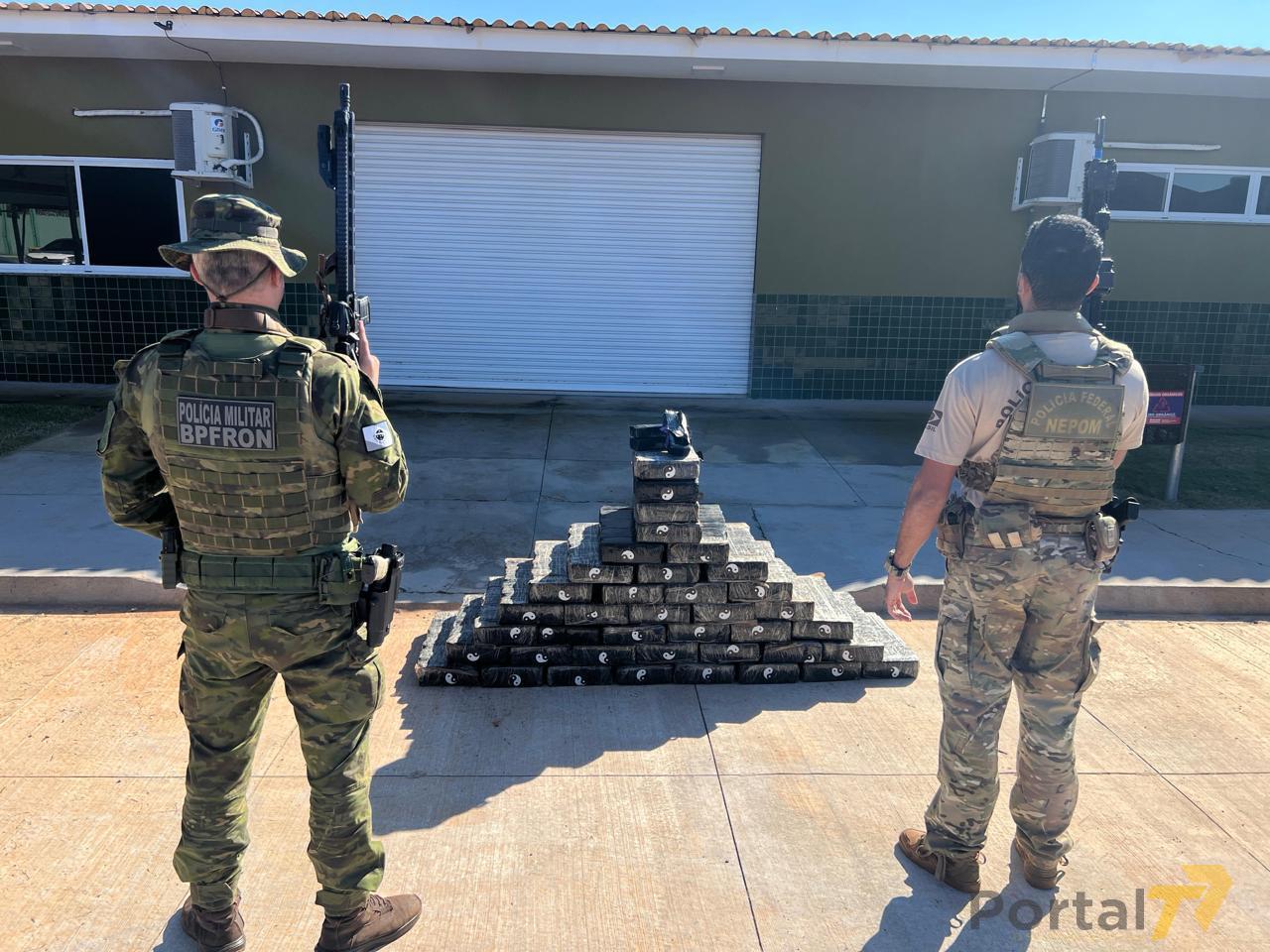 BPFRON e Polícia Federal apreendem mais de 420 kg de maconha em Guaíra